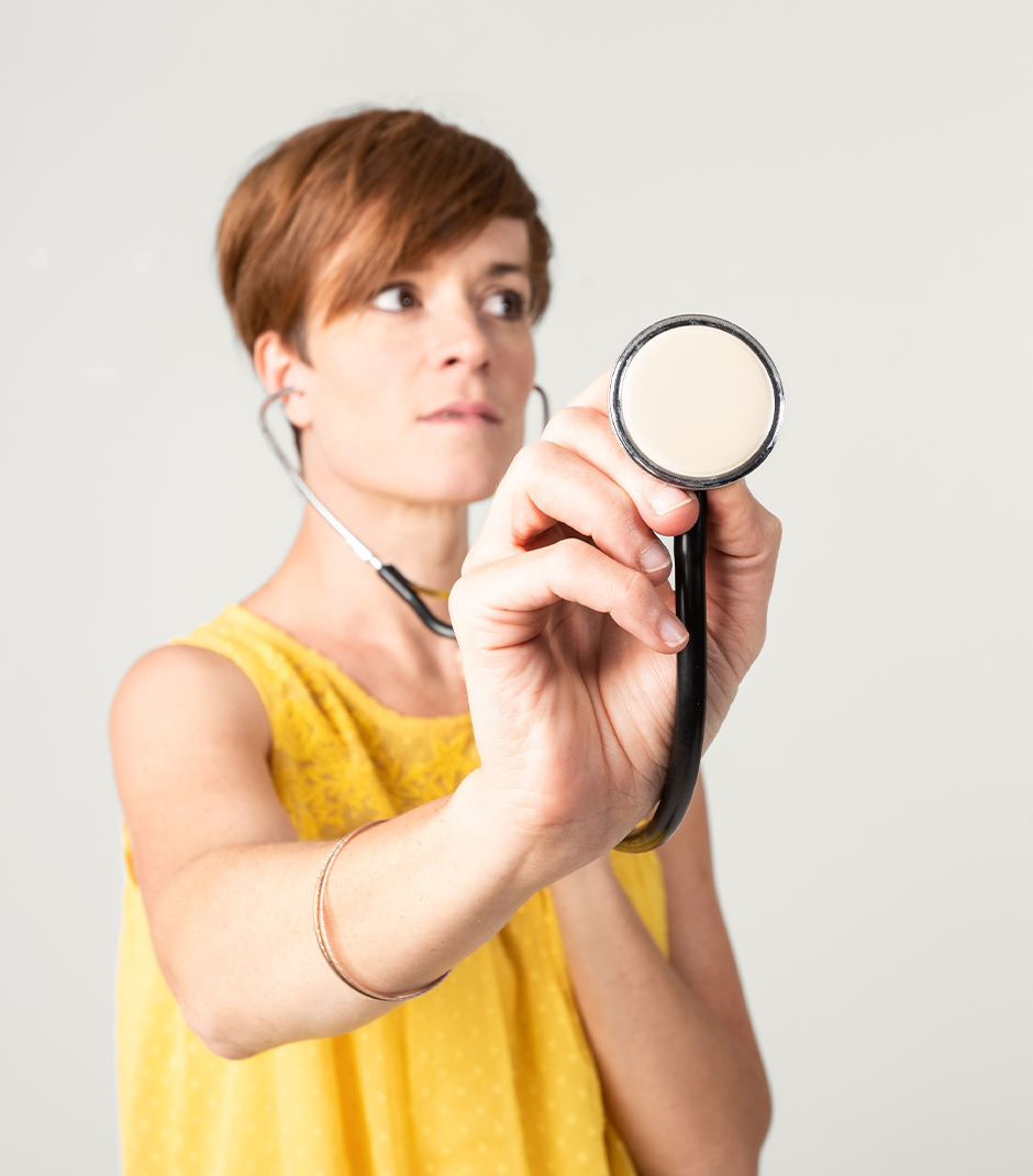 Justine avec un stéthoscope, elle audite et vous accompagne dans votre stratégie digitale