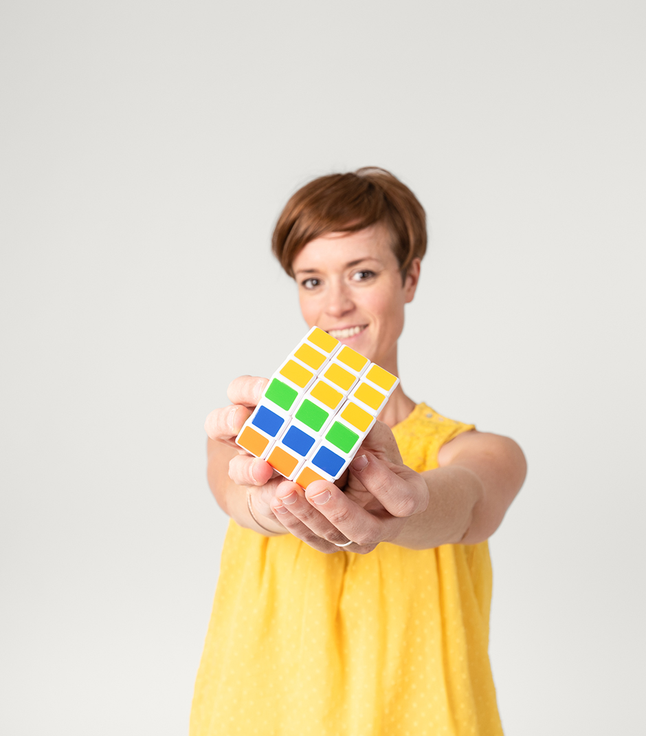 Justine crée des stratégies digitales comme on assemble un rubiskube